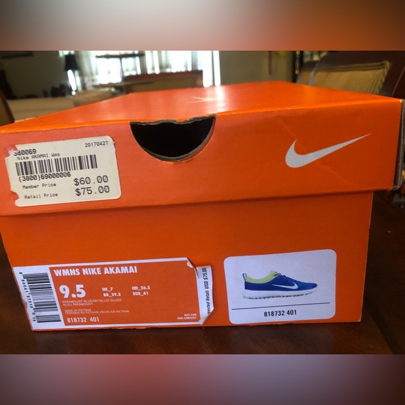 NWT NIKE WMNS 9.5 AKAMAI SNEAKERS - Picture 8 of 10
